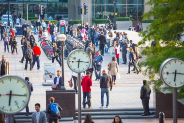 Londra, insanlar sokaklarda yürürken, insanlar