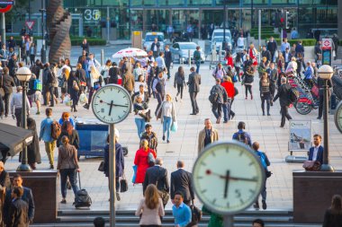 Londra, insanlar sokaklarda yürürken, insanlar