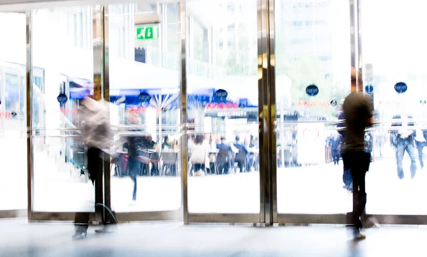 Londen, mensen achtergrond wazig. Mensen lopen in de hal van het kantoorgebouw — Stockfoto