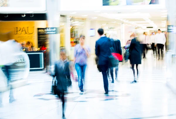 London, människor oskärpa bakgrund. Människor som vandrar i hallen på kontorsbyggnaden — Stockfoto