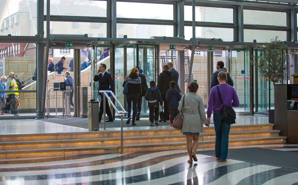 Londra, La gente che cammina per strada — Foto Stock