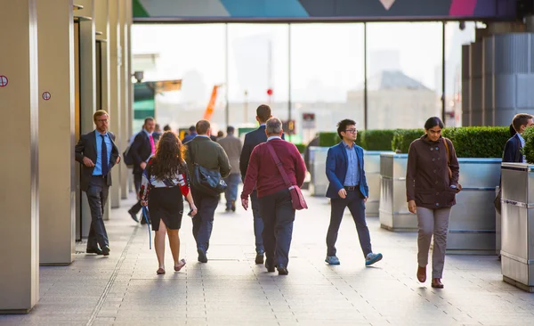 Londen, mensen lopen op straat — Stockfoto