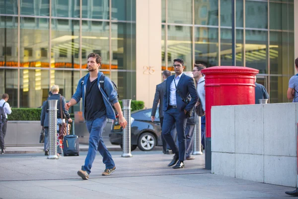 런던 거리에 걷는 사람들 — 스톡 사진
