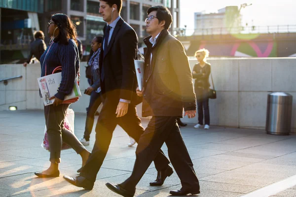 Londen, mensen lopen op straat — Stockfoto