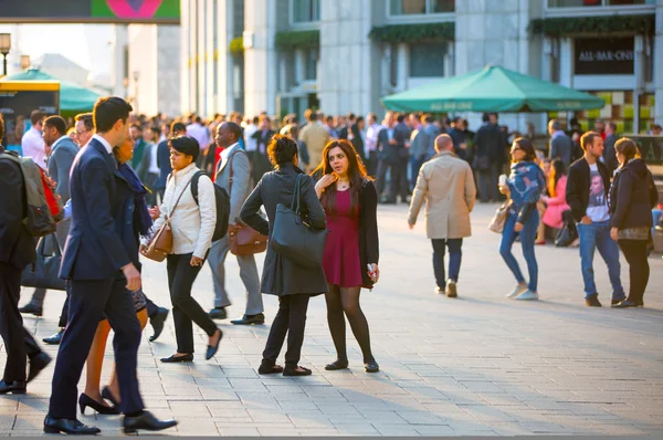 London, människor som gick på gatan — Stockfoto