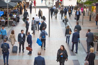 Londra, insanlar sokaklarda yürürken, insanlar