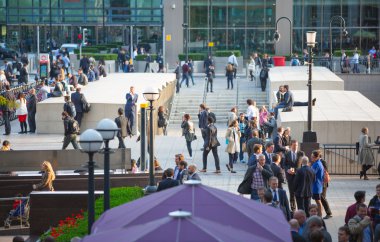 Londra, insanlar sokaklarda yürürken, insanlar