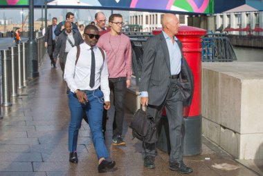 Londra, insanlar sokaklarda yürürken, insanlar