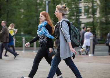 Londra, insanlar sokaklarda yürürken, insanlar