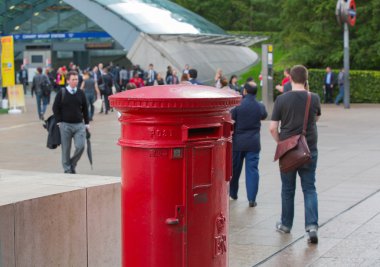 Londra, insanlar sokaklarda yürürken, insanlar