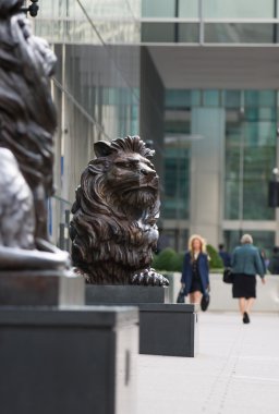 Londra, insanlar sokaklarda yürürken, insanlar