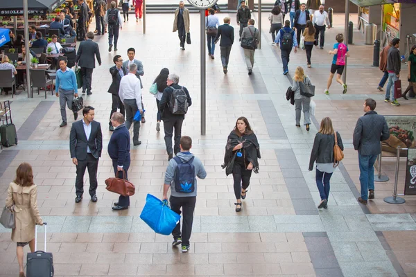 London, människor som gick på gatan — Stockfoto