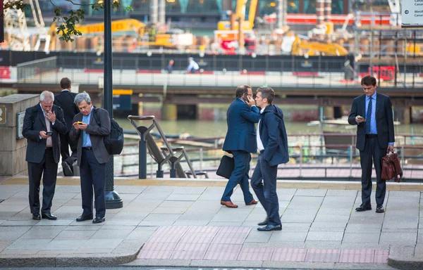 Londres, Pessoas andando na rua — Fotografia de Stock