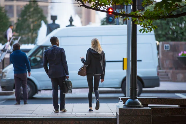 ロンドンの通りを歩いている人 — ストック写真