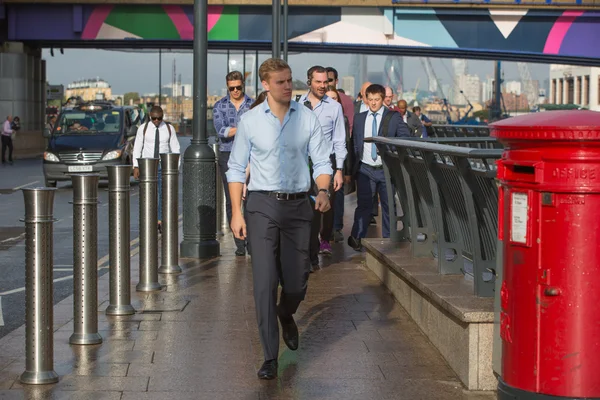 Londres, Gente caminando por la calle — Foto de Stock