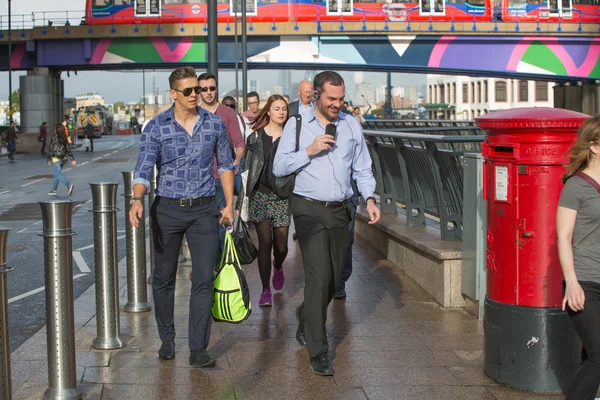 런던 거리에 걷는 사람들 — 스톡 사진
