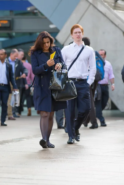 Londres, Pessoas andando na rua — Fotografia de Stock