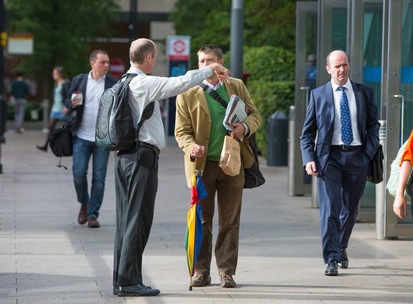 Londen, mensen lopen op straat — Stockfoto