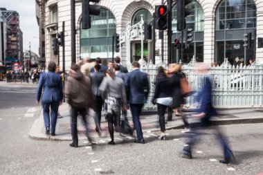 Londra, insanlar banka sokakta yürürken, insanlar