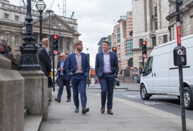 Londra, insanlar banka sokakta yürürken, insanlar
