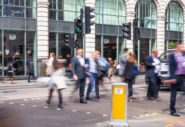 Londyn, ludzie chodzą na Bank street — Zdjęcie stockowe