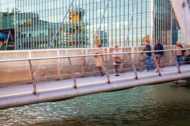 Londra, insanlar sokaklarda yürürken, insanlar