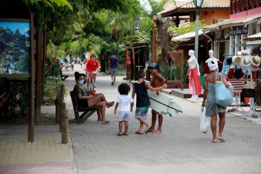 Mata de Sao Joao, Bahia / Brezilya - 20 Ekim 2020: Mata de Sao Joao kıyısındaki Praia do Forte 'de insanlar görülüyor.