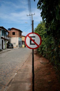 Mata de Sao Joao, Bahia / Brezilya - 20 Ekim 2020: Mata de Sao Joao belediyesine bağlı Diogo bölgesinde trafik işaretleri yasak..