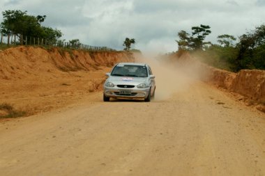 Itamaraju, Bahia / Brezilya - 6 Ağustos 2008: Itamaraju belediyelerini Güney Bahia 'daki Jucurocu' ya bağlayan toprak bir yolda araç ilerliyor.