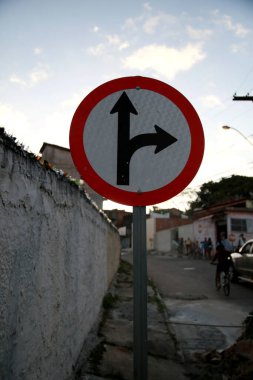 Mata de Sao Joao, Bahia / Brezilya - 16 Ekim 2020: Mata de Sao Joao belediyesindeki Praia do Forte 'de trafik işaretleri düz veya sağa gider.