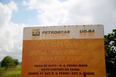 Mata de Sao Joao, Bahia / Brezilya - 8 Kasım 2020: Plaket Petrobras 'ın Mata de Sao Joao şehrinde bulunan petrol boru hatlarını gösteriyor..