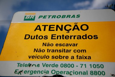 Mata de Sao Joao, Bahia / Brezilya - 8 Kasım 2020: Plaket Petrobras 'ın Mata de Sao Joao şehrinde bulunan petrol boru hatlarını gösteriyor..