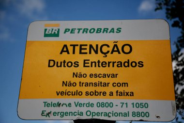 Mata de Sao Joao, Bahia / Brezilya - 8 Kasım 2020: Plaket Petrobras 'ın Mata de Sao Joao şehrinde bulunan petrol boru hatlarını gösteriyor..