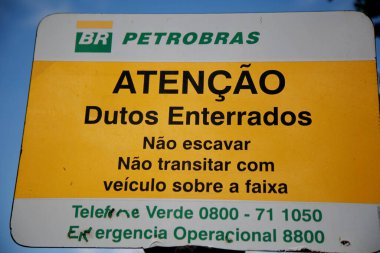 Mata de Sao Joao, Bahia / Brezilya - 8 Kasım 2020: Plaket Petrobras 'ın Mata de Sao Joao şehrinde bulunan petrol boru hatlarını gösteriyor..
