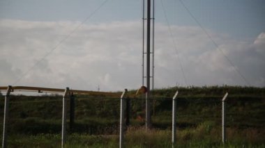 Mata de Sao Joao, Bahia / Brezilya - 8 Kasım 2020: Mata de Sao Joao şehrindeki Petrobras şirketinin petrol üretim üssünün bacası.