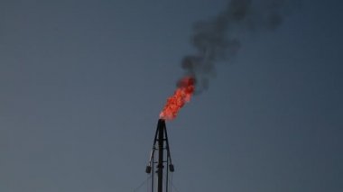 Mata de Sao Joao, Bahia / Brezilya - 8 Kasım 2020: Mata de Sao Joao şehrindeki Petrobras şirketinin petrol üretim üssünün bacası.