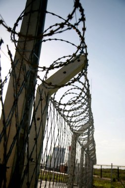 Mata de Sao Joao, Bahia / Brezilya - 8 Kasım 2020: Mata de Sao Joao şehrindeki bir sanayi bölgesinde akordiyon tel örgüsü görüldü..