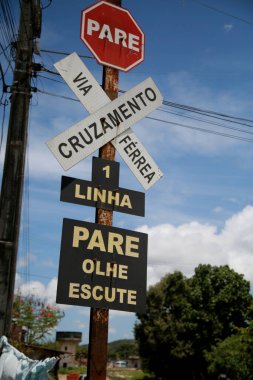 Mata de sao joao, Bahia / Brezilya - 9 Kasım 2020: Mata de Sao Joao şehrinde trafik işaretleri demiryolu hatlarının geçişini gösteriyor.