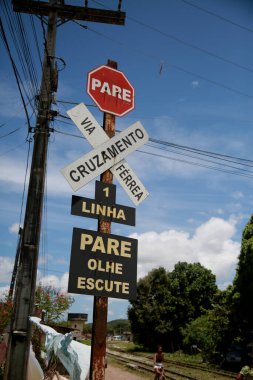 Mata de sao joao, Bahia / Brezilya - 9 Kasım 2020: Mata de Sao Joao şehrinde trafik işaretleri demiryolu hatlarının geçişini gösteriyor.