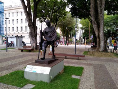 Salvador, Bahia / Brezilya - 16 Kasım 2020: Mahatma Gandhi 'nin heykeli Salvador şehrindeki bir meydanda görüldü..