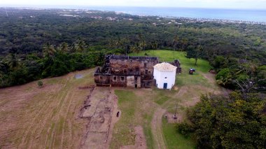Mata de Sao Joao, Bahia / Brezilya - 2 Ekim 2020: Mata de Sao Joao belediyesinin Praia do Forte bölgesindeki Garcia D 'Avila kalesinin kalıntılarının havadan görünüşü.