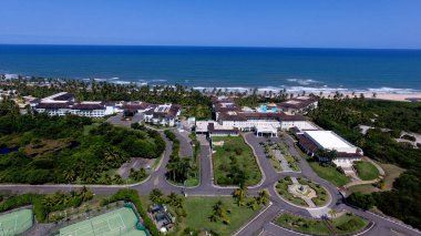 Mata de Sao Joao, Bahia / Brezilya - 2 Ekim 2020: Mata de Sao Joao şehrinin kıyılarındaki Costa do Sauipe Otel kompleksinin havadan görünüşü.