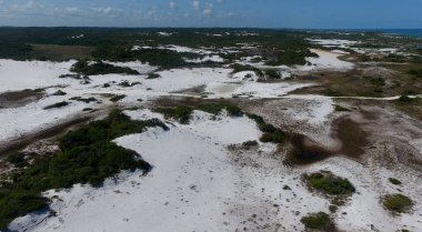 Mata de Sao Joao, Bahia / Brezilya - 2 Ekim 2020: Mata de Sao Joao belediyesinin Santo Antonio ilçesindeki kum tepelerinin havadan görünüşü.