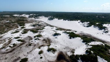 Mata de Sao Joao, Bahia / Brezilya - 2 Ekim 2020: Mata de Sao Joao belediyesinin Santo Antonio ilçesindeki kum tepelerinin havadan görünüşü.
