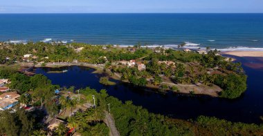 Mata de sao joao, Bahia / Brezilya - 2 Ekim 2020: İlçenin ağzındaki Imbassai nehri ve Mata de Sao Joao kıyısındaki Imbassai nehri manzarası