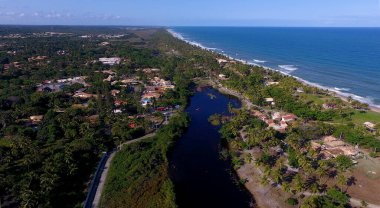 Mata de sao joao, Bahia / Brezilya - 2 Ekim 2020: İlçenin ağzındaki Imbassai nehri ve Mata de Sao Joao kıyısındaki Imbassai nehri manzarası