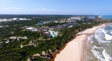 Mata de Sao Joao, Bahia / Brezilya - 2 Ekim 2020: Mata de Sao Joao şehrinin kıyılarındaki Costa do Sauipe Otel kompleksinin havadan görünüşü.