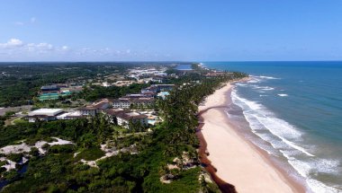 Mata de Sao Joao, Bahia / Brezilya - 2 Ekim 2020: Mata de Sao Joao şehrinin kıyılarındaki Costa do Sauipe Otel kompleksinin havadan görünüşü.