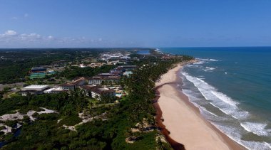 Mata de Sao Joao, Bahia / Brezilya - 2 Ekim 2020: Mata de Sao Joao şehrinin kıyılarındaki Costa do Sauipe Otel kompleksinin havadan görünüşü.