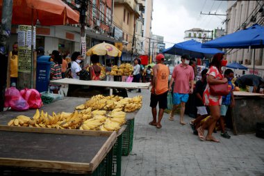 Salvador, Bahia / Brezilya - 16 Kasım 2020: Salvador 'da bir sokak alışveriş bölgesinde Covid-19' a karşı koruma maskesi takan insanlar.